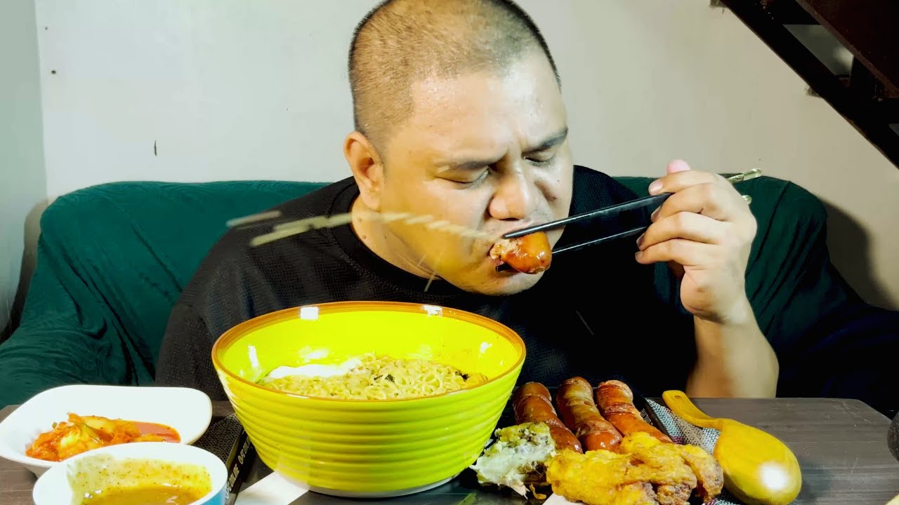 Braised Beef Noodles + Hungarian Sausage & Fried Chicken Mukbang | Pinoy Eating Show