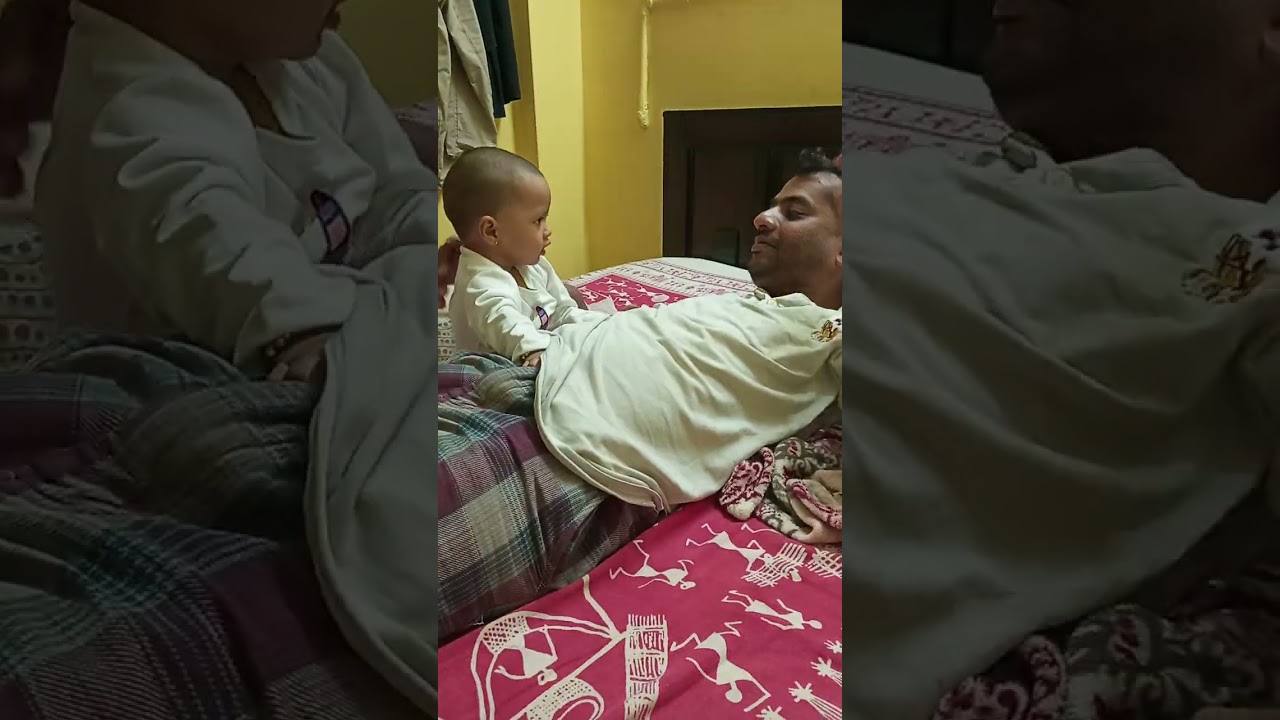 சாதாரணமாக விளையாடும் குழந்தை