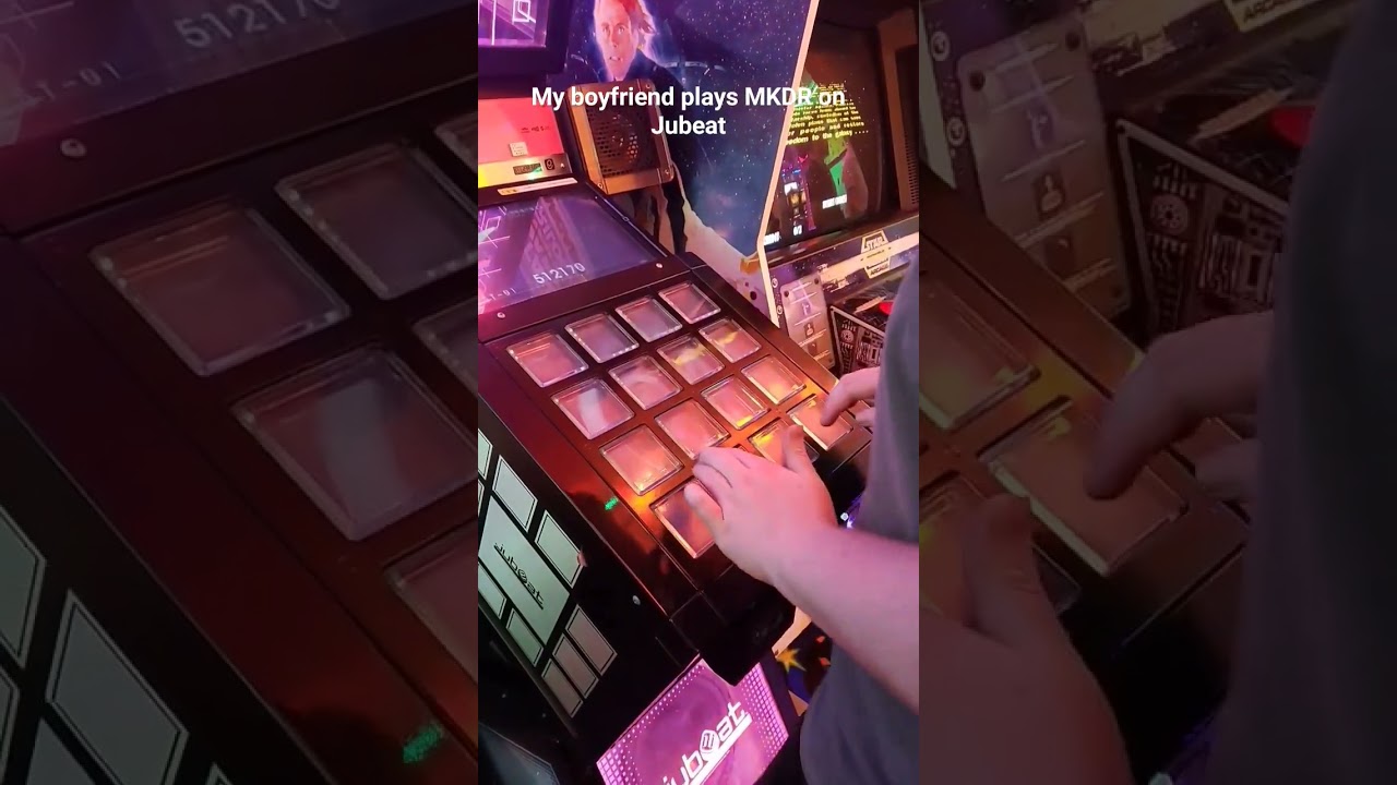 My boyfriend plays Jubeat for the first time 