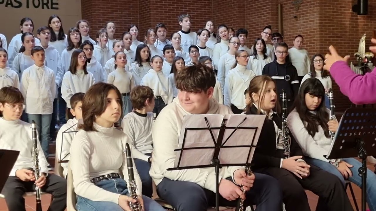 Dona Dona (Donna donna)cantata da Joan Baez nella versione dell'orchestra di bambini di Mola di Bari