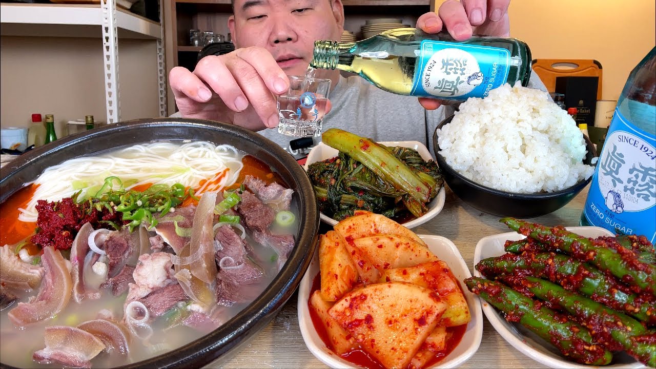특x특 소머리국밥 + 양념땡초 + 갓김치 + 깍두기에 소주 한 잔 했습니다 MUKBANG