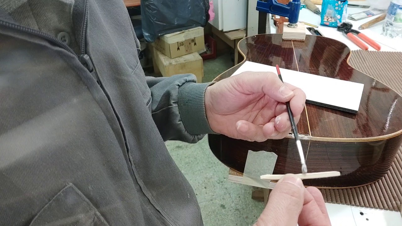Tapa agrietada de guitarra flamenca. 3°parte.( reparar rotura en el borde del fondo de la guitarra).