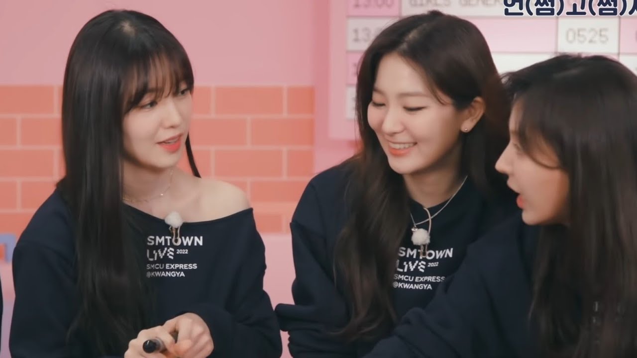 [Short-clip] #WenRene - Irene getting distracted by Wendy's intense stares