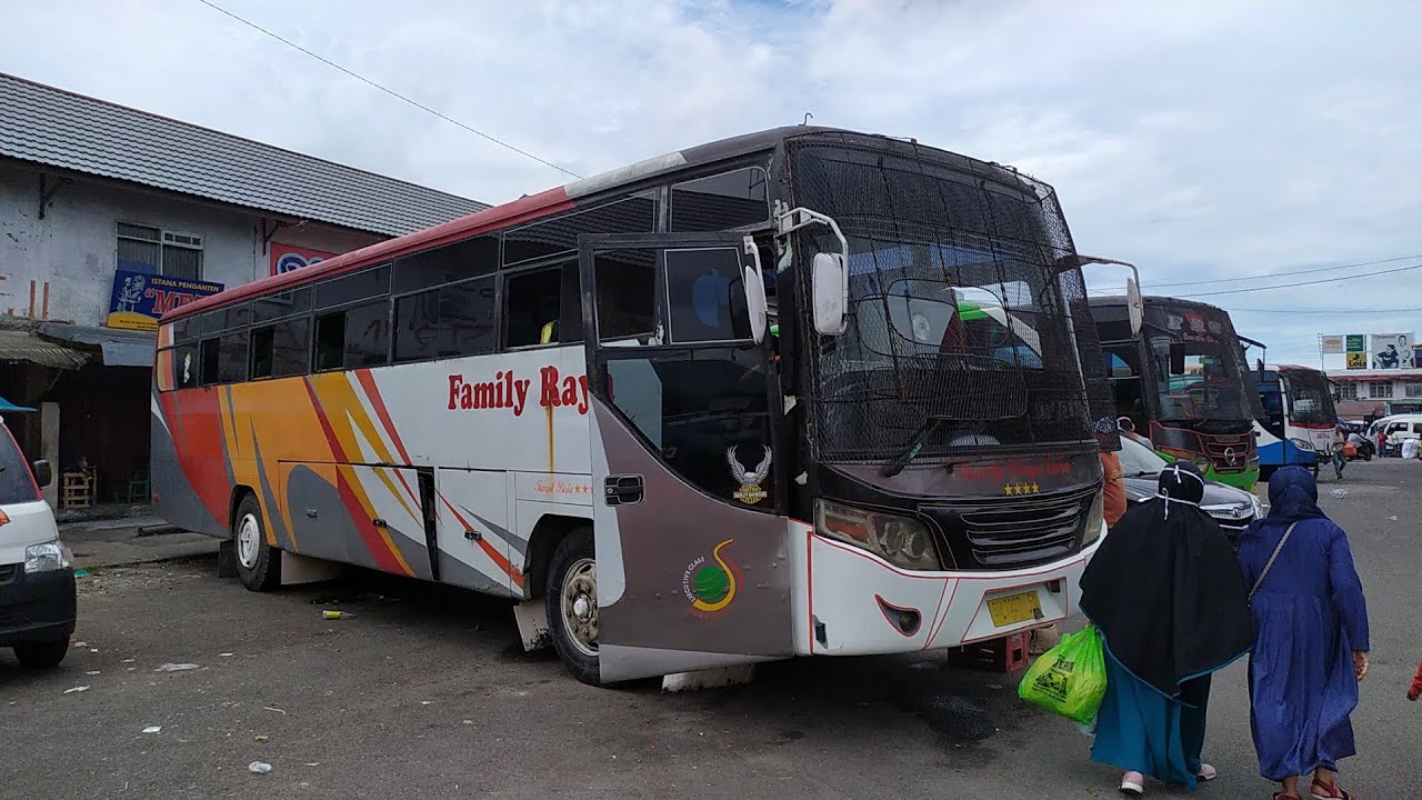 KETEMU BUS LANGKA DI TERMINAL AUR KUNING BUKITTINGGI