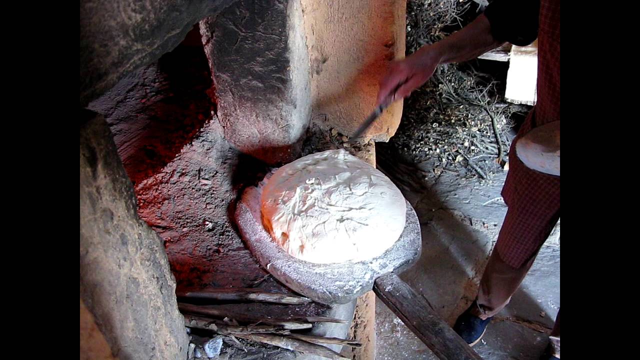 Moldones,( ZAMORA ) amasando en el horno de leña