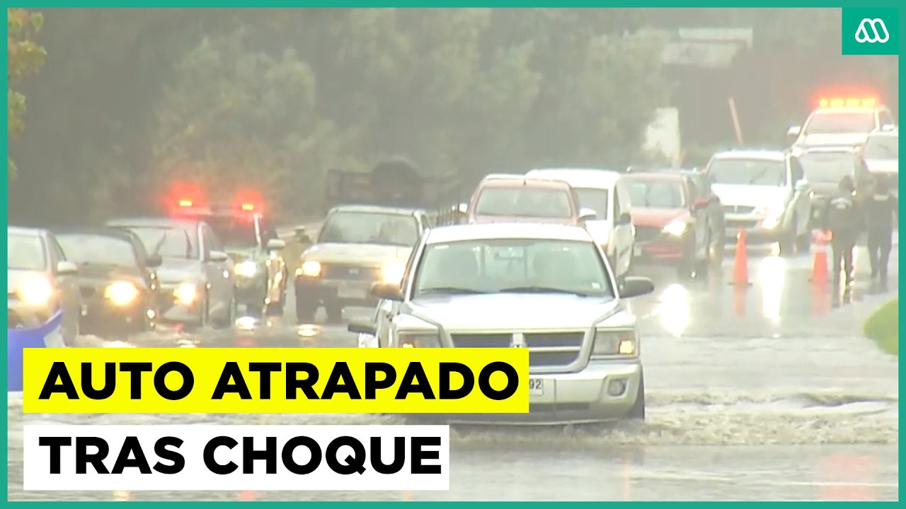 Se acumula agua por lluvia en paso nivel en Concepción: Inundación dejó atrapado a auto tras choque