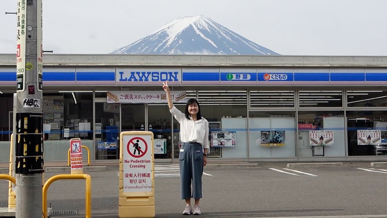 富士山コンビニ撮影殺到で「目隠し」　マナー違反に対策　山梨・富士河口湖町