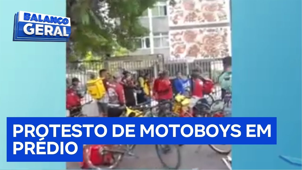 Motoboys cercam prédio em protesto após agressão a entregador