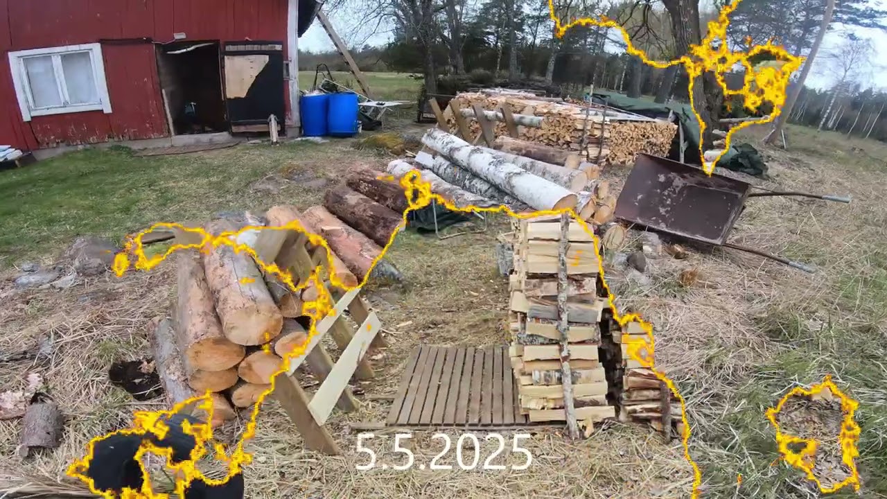 Puun pilkkomista klapikoneella 2025