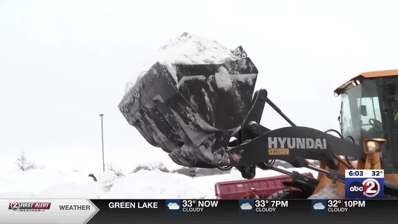 Снегоуборочные машины работают круглосуточно, расчищая парковки.