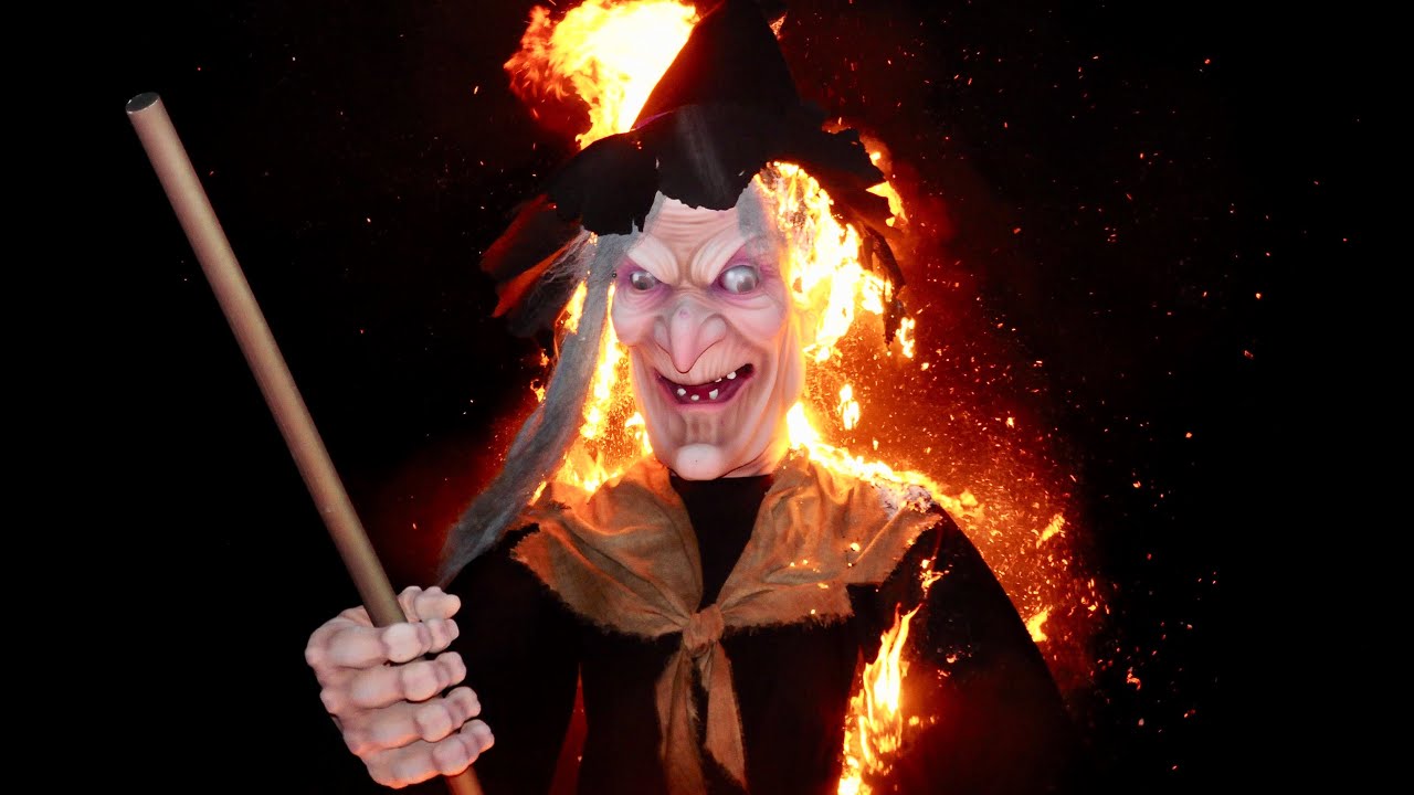 Carnaval de Cádiz- Queman de la bruja Piti y castillo de fuegos artificiales