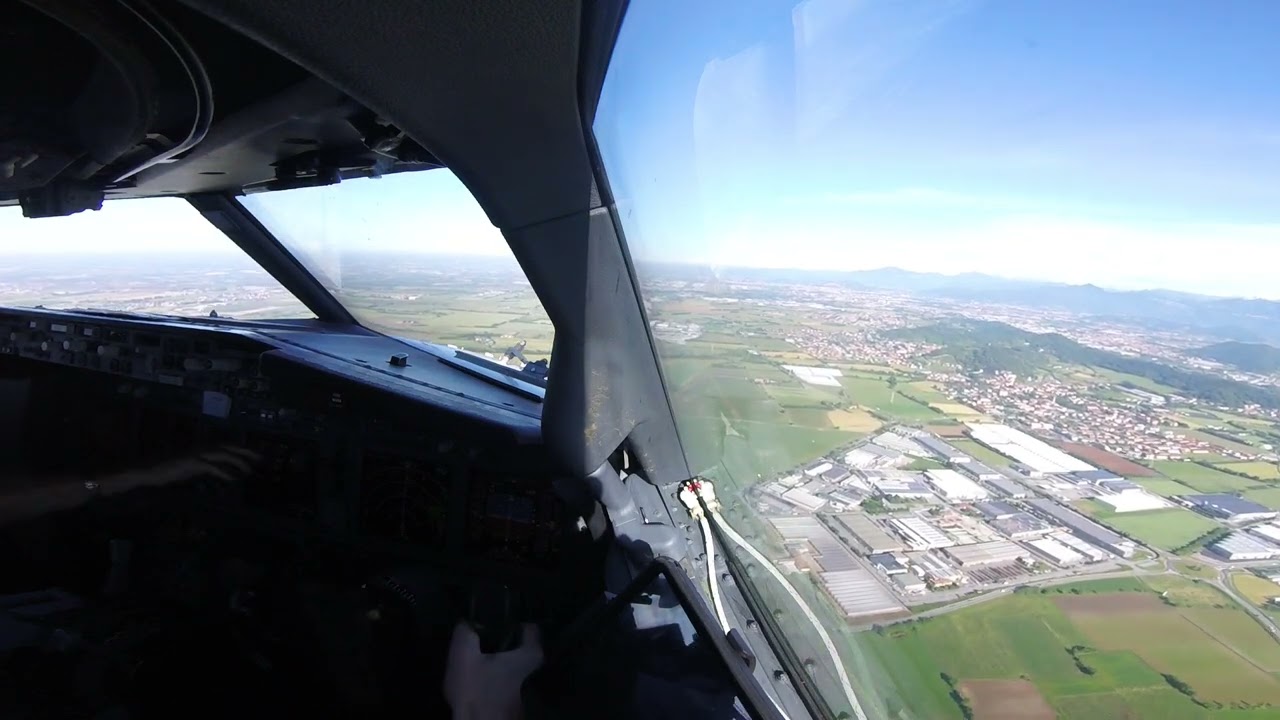 Approach & Landing Milan Bergamo Orio Al Serio, Italy, RWY28, Boeing 737-800.