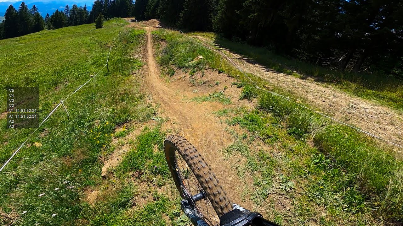 Rutschige Angelegenheit im Bikepark La Berra / Blue Track Allières