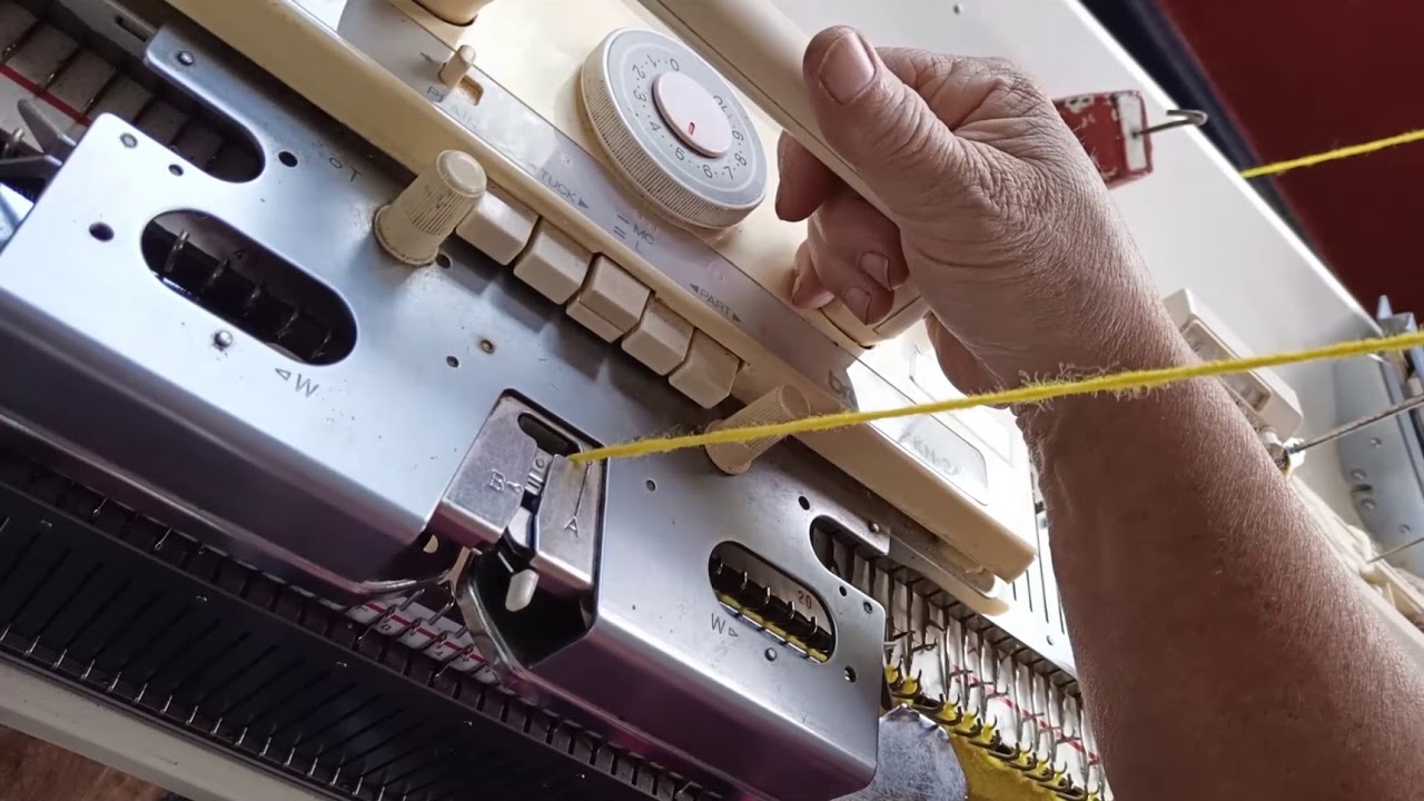 Tubes with tuck using a ribber
