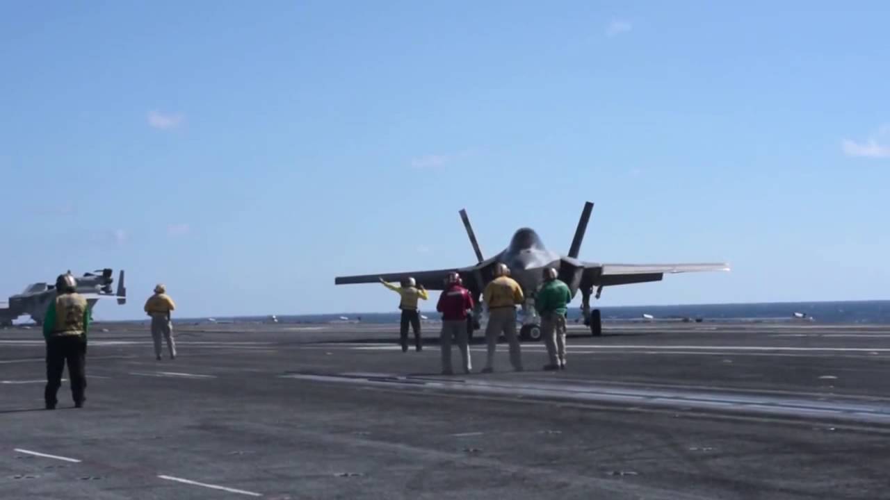 Lotniskowiec - F-35 i F/A-18 Hornet - start i lądowanie z lotniskowca