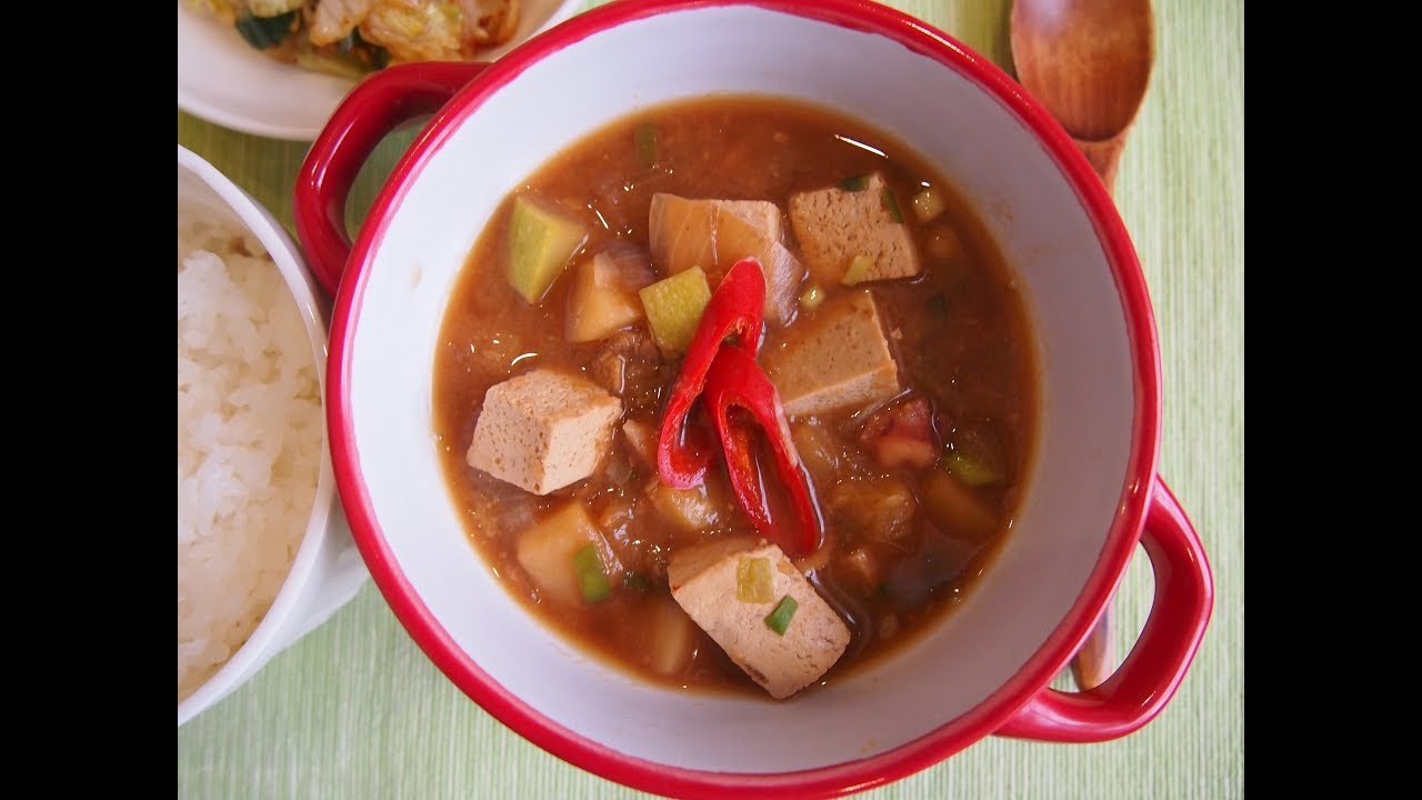 Традиционная корейская кухня: Твенджан чигэ (된장찌개) или рагу с пастой твенджан.