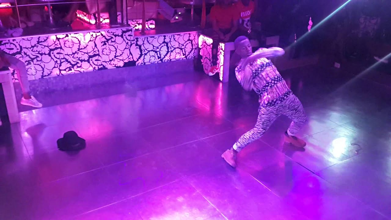 Un esprit fait tomber les clients en trance à la Sanza!