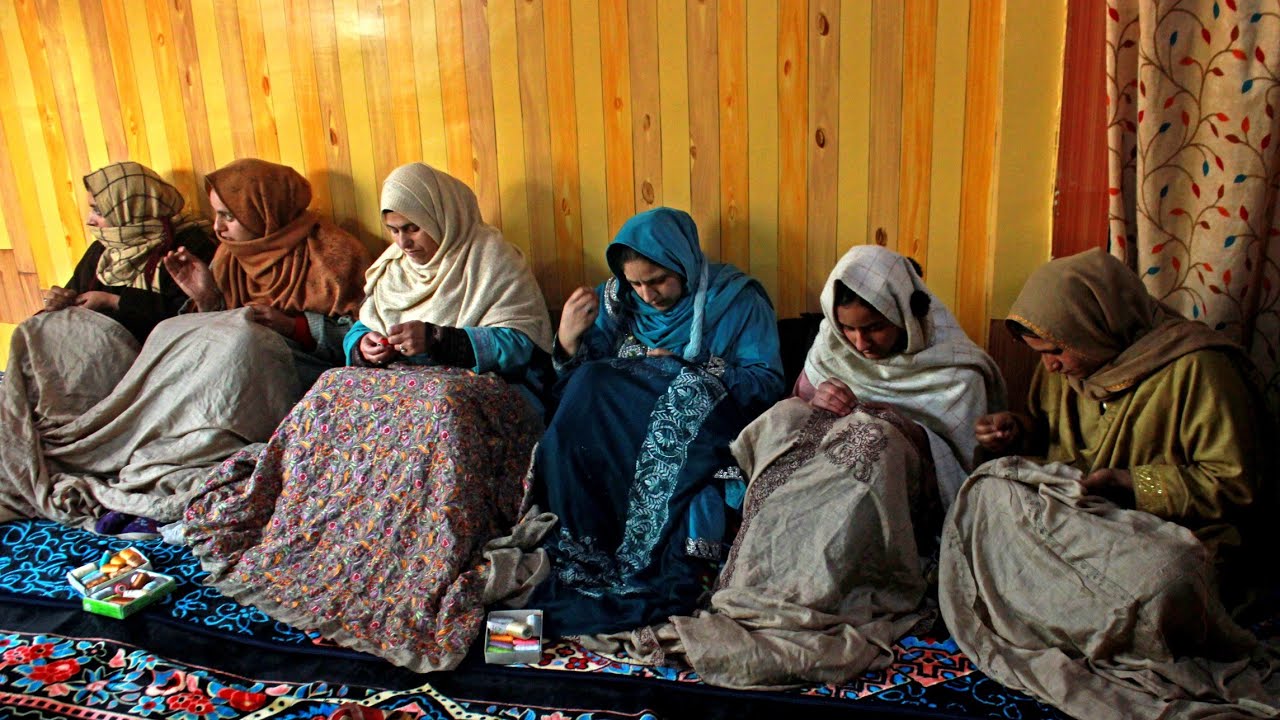 A group of women artisan weaving Kanisoz shawl at  Bandipora District