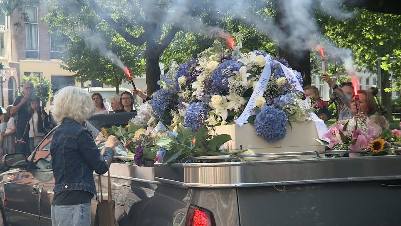 Honderden mensen vormen erehaag voor doodgereden Janet (51)