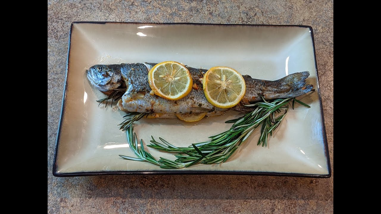 Pstrąg pieczony z cytryną i rozmarynem