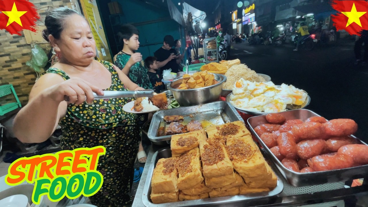 Delicious street food attracts crowds every night in Saigon || You absolutely must try it!