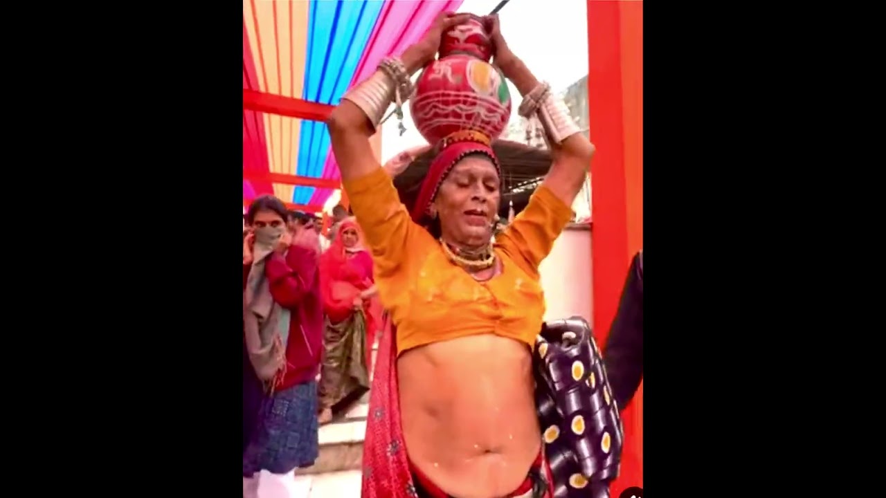 सुशीला किन्नर ने दुग्ध भर कलेश को लेकर गौ घाट पर जा कर विसर्जन किया 
