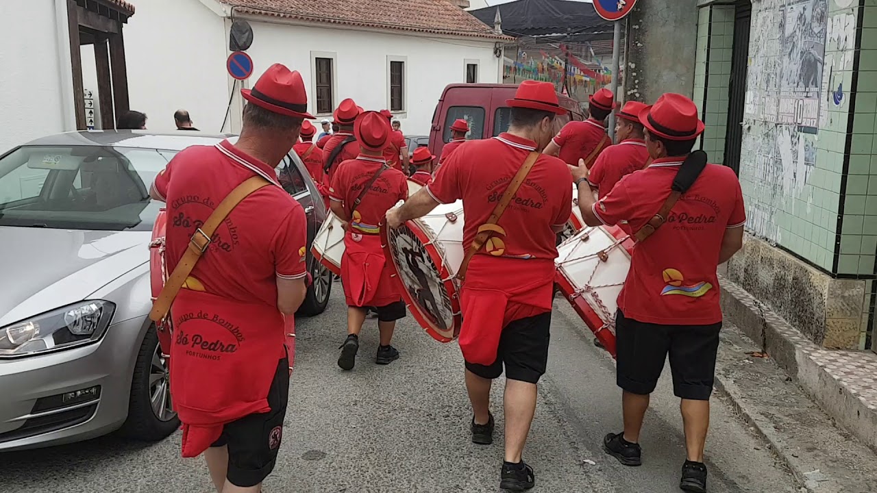 Grupo de Bombos so Pedra de Portunhos marching in Vila Verde