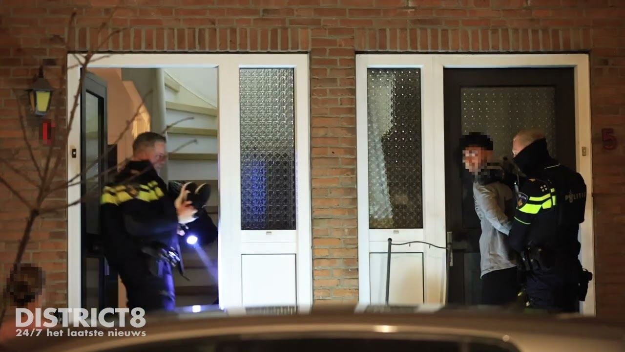 Grote politiemacht valt woning binnen: één persoon aangehouden Tomatenlaan Delfgauw