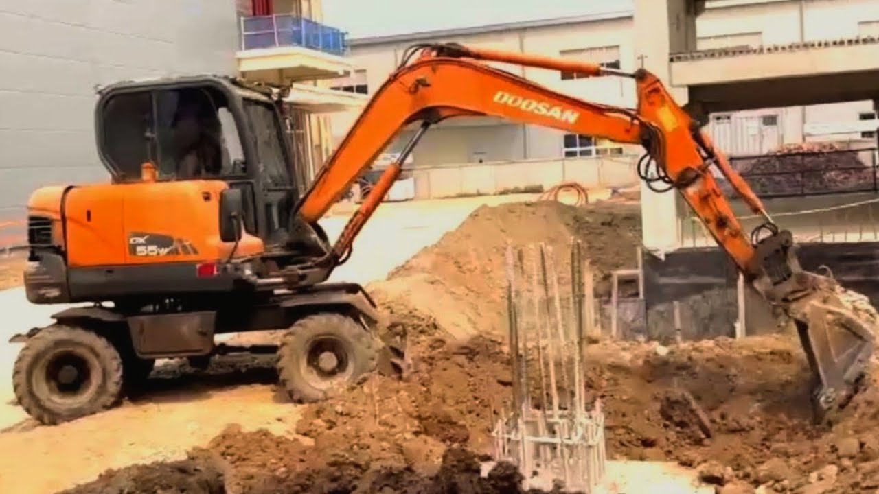 M&aacute;y x&uacute;c Mini doosan W55 x&uacute;c đất, xe &ocirc; t&ocirc; ben chở đất  #excavatortruck #thợc&ocirc;ngtrường#truck#excavator