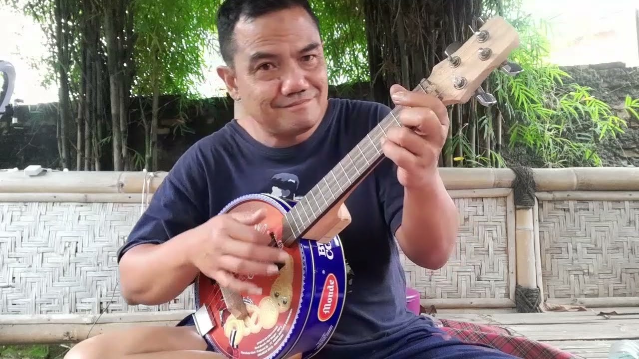 Membuat ukulele dari  kaleng biskuit