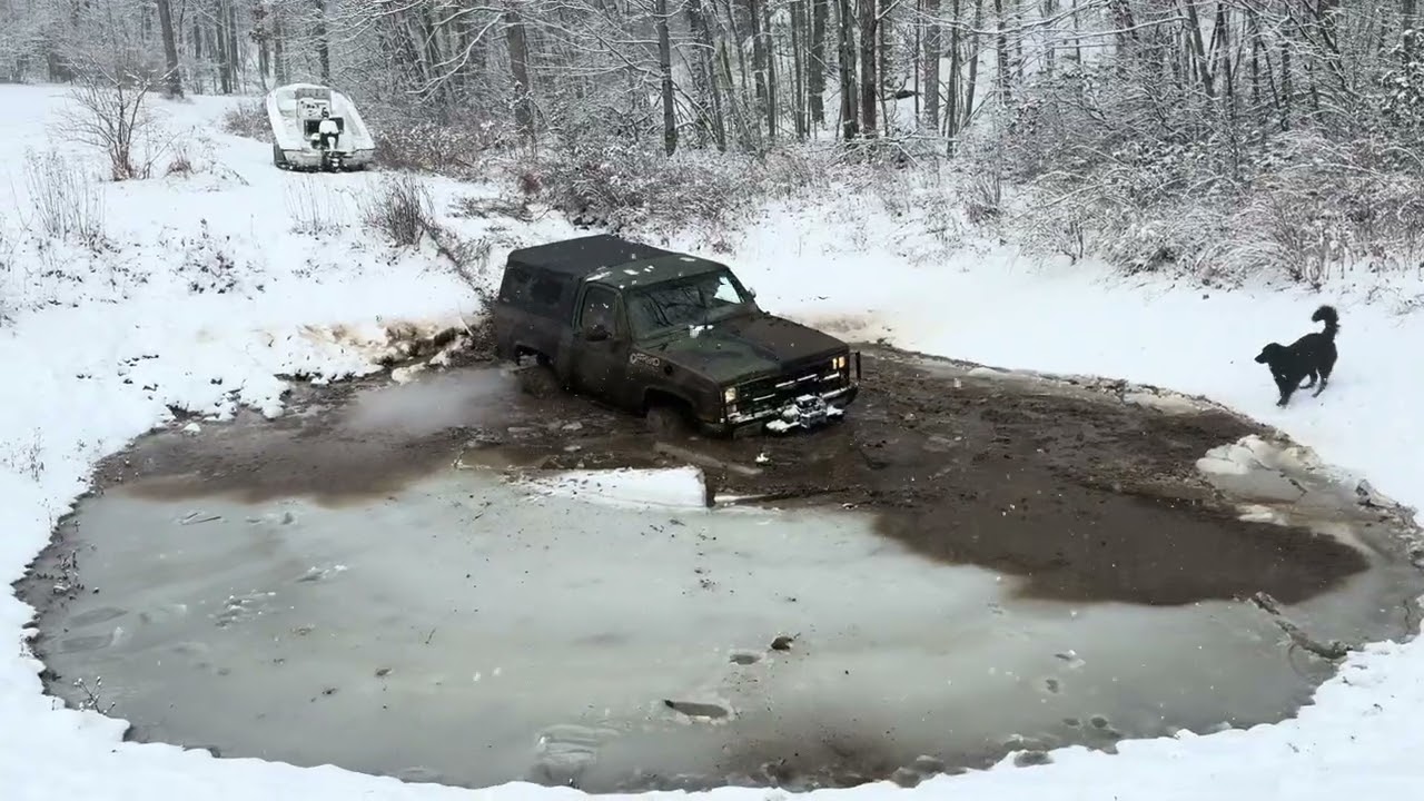 Lifted locked military Chevrolet blazer with 383 stroker  going through the bottomless pit 