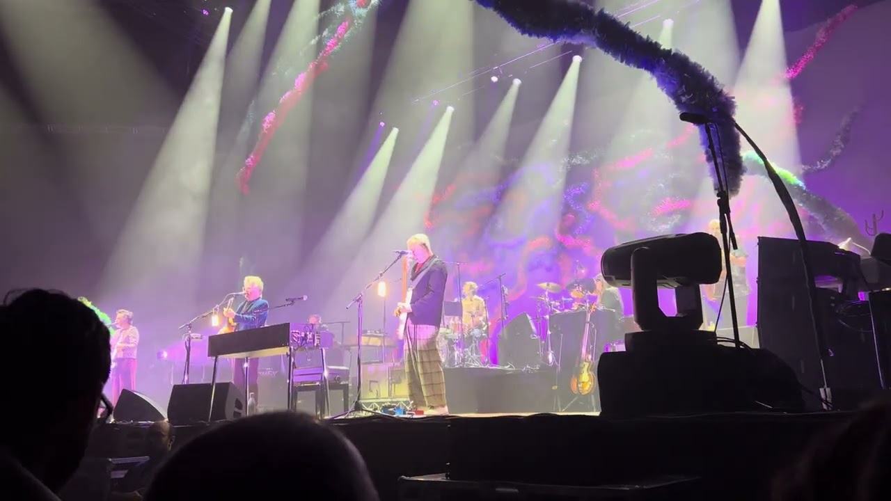 World Where You Live (bridge, outro, singalong) Crowded House LIVE, Madrid, ES, 27/10/2024