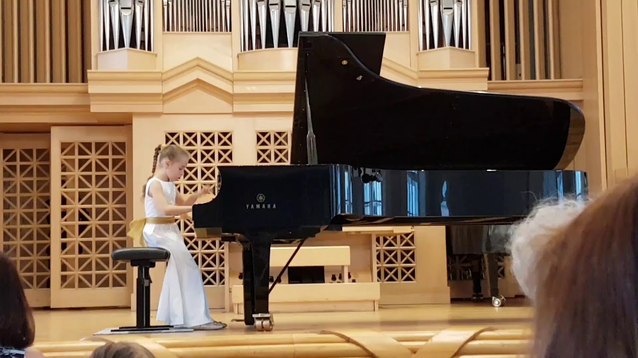 Nora Lubbadová /8 y.o./, D. Cimarosa: Sonáta B dur, Prague junior note