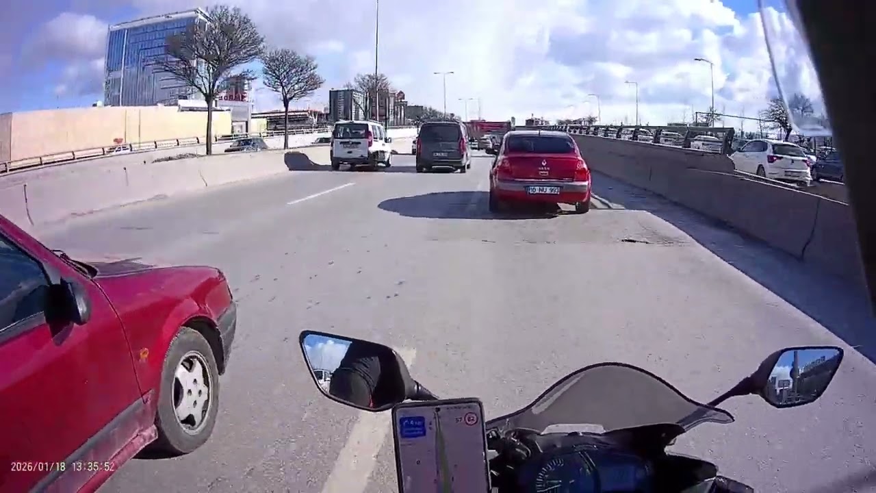 Karli havada motosiklet keyfi.  Eğitime giderken kar yağdı 