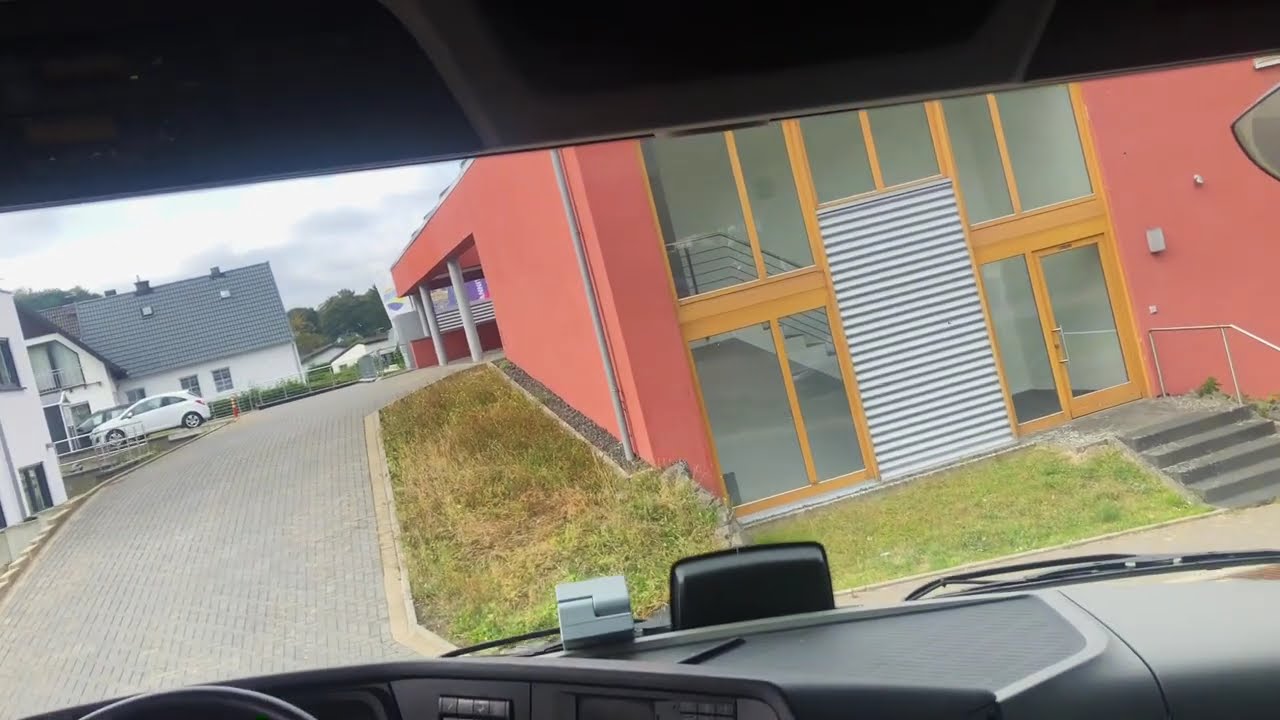 Manovra con un autoarticolato , poi ci aspettano 2 tornanti non tanto facile.