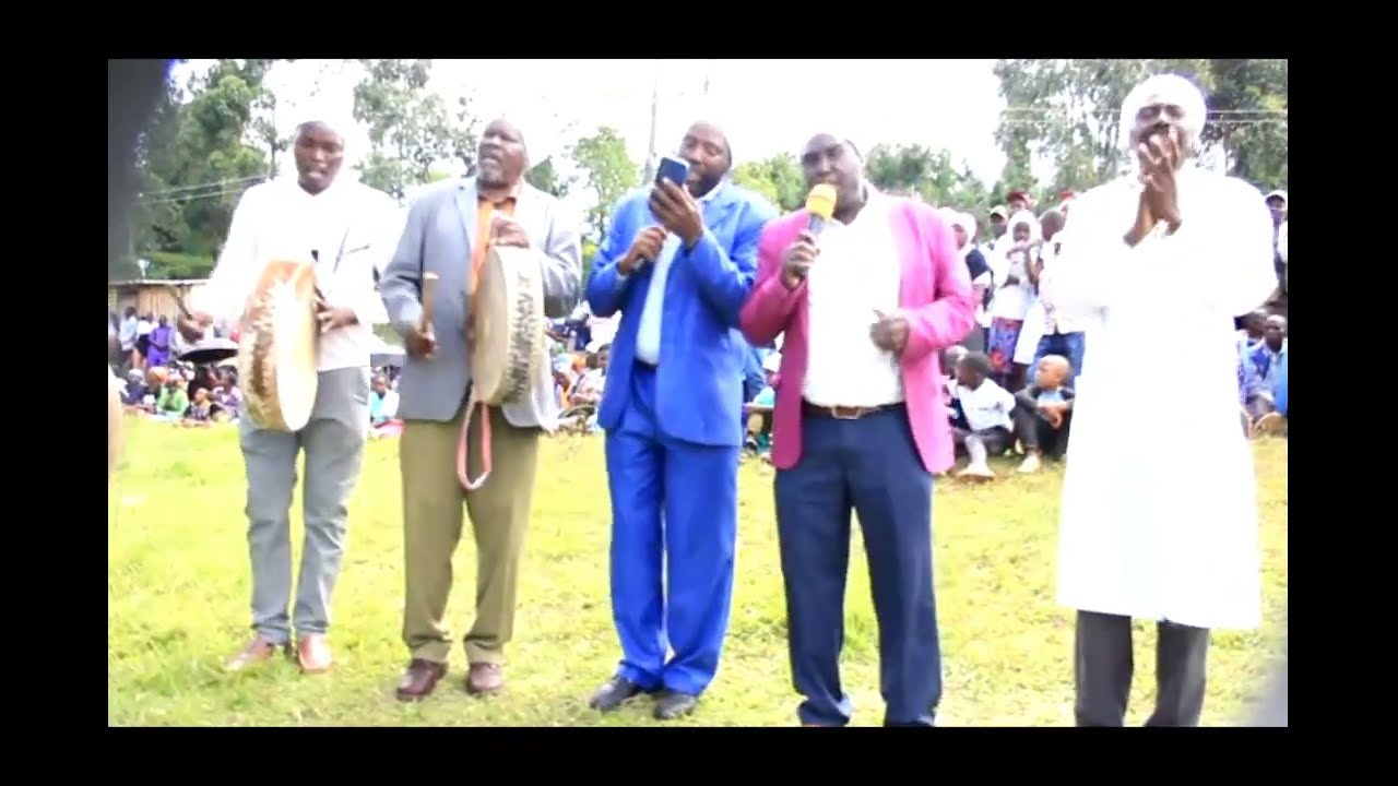 Akurinu Muru wa Ngai oigire andu aria a muhiriga wake. Akurinu Sweet voiced with drums.