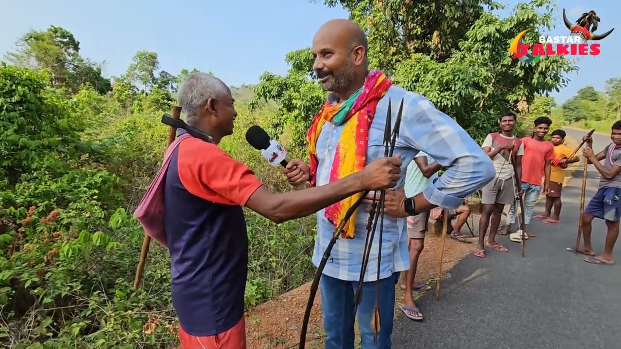 बस्तर के जंगलों में हांथों में तीर धनुष लिए शिकार पर निकले आदिवासियों से मिलिए