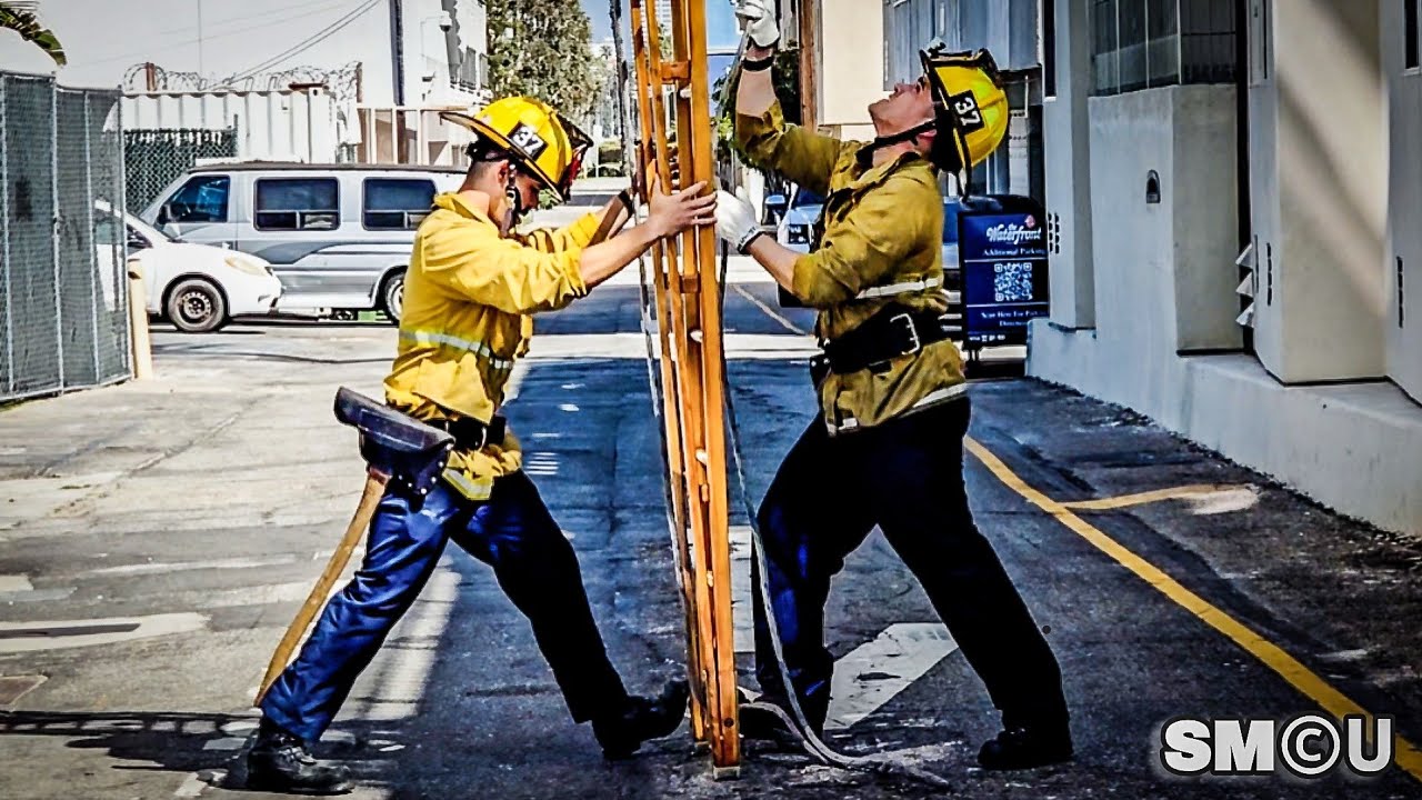 𝗙𝗜𝗥𝗘 𝗗𝗥𝗜𝗟𝗟: Firefighters Sharpen Laddering Skills at Historic 1912 Venice Building