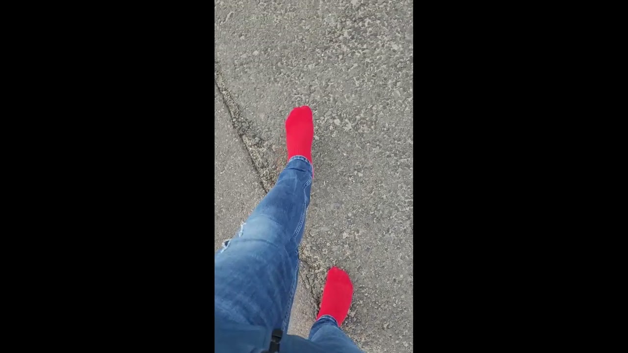 Schuhe wegkicken und weitergehen auf roten Socken