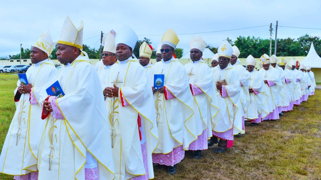Tazama Maandamano ya Mamia ya Mapadre na Maaskofu Misa ya Kusimikwa Askofu Prosper Lyimo - Bariadi 