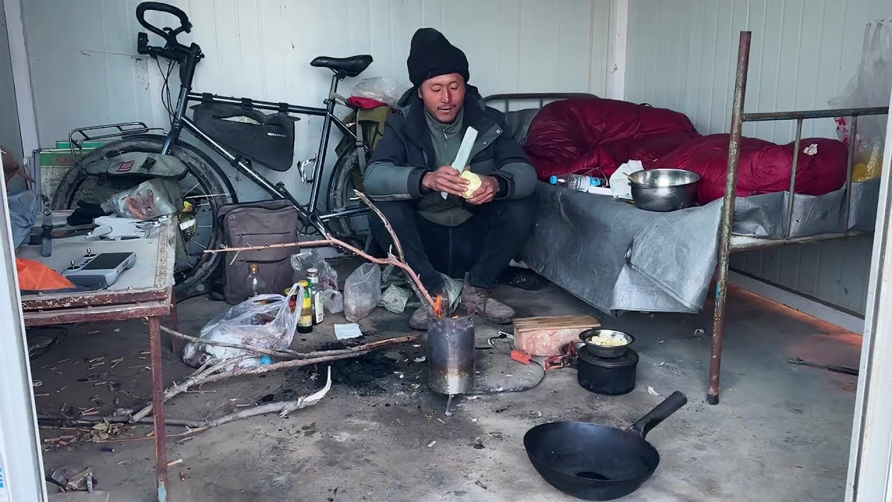 穷游还是流浪？刮大风被困铁皮屋，冰天雪地生火腊肉炒包菜吃