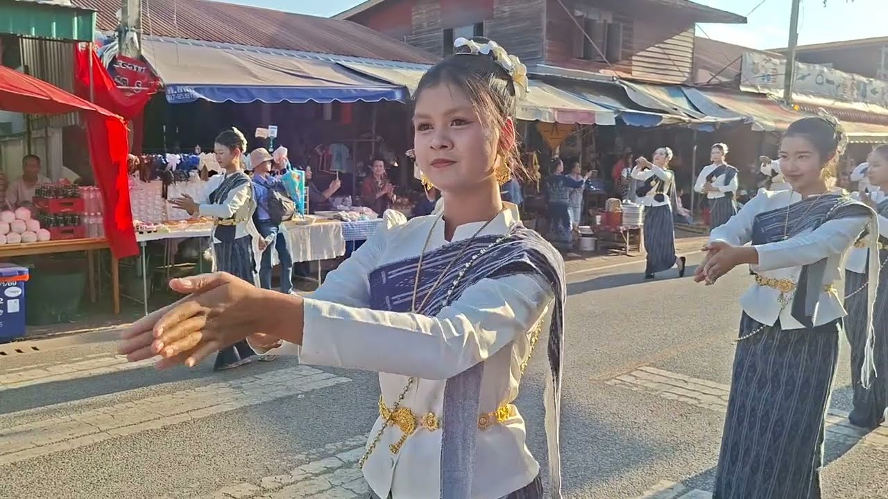 เที่ยวชมงานมรดกโลกบ้านเชียงมีขบวนแห่ต่างๆสวยงามเรามาดูวิถีชาวไทยป่วนหนึ่งเดียวที่บ้านเชียง