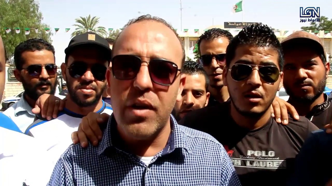 محتجون امام  مقرولاية الاغواط يطالبون بالافراج عن قائمة السكنات الاجتماعية  والوالي  يوضح .حكيم ب