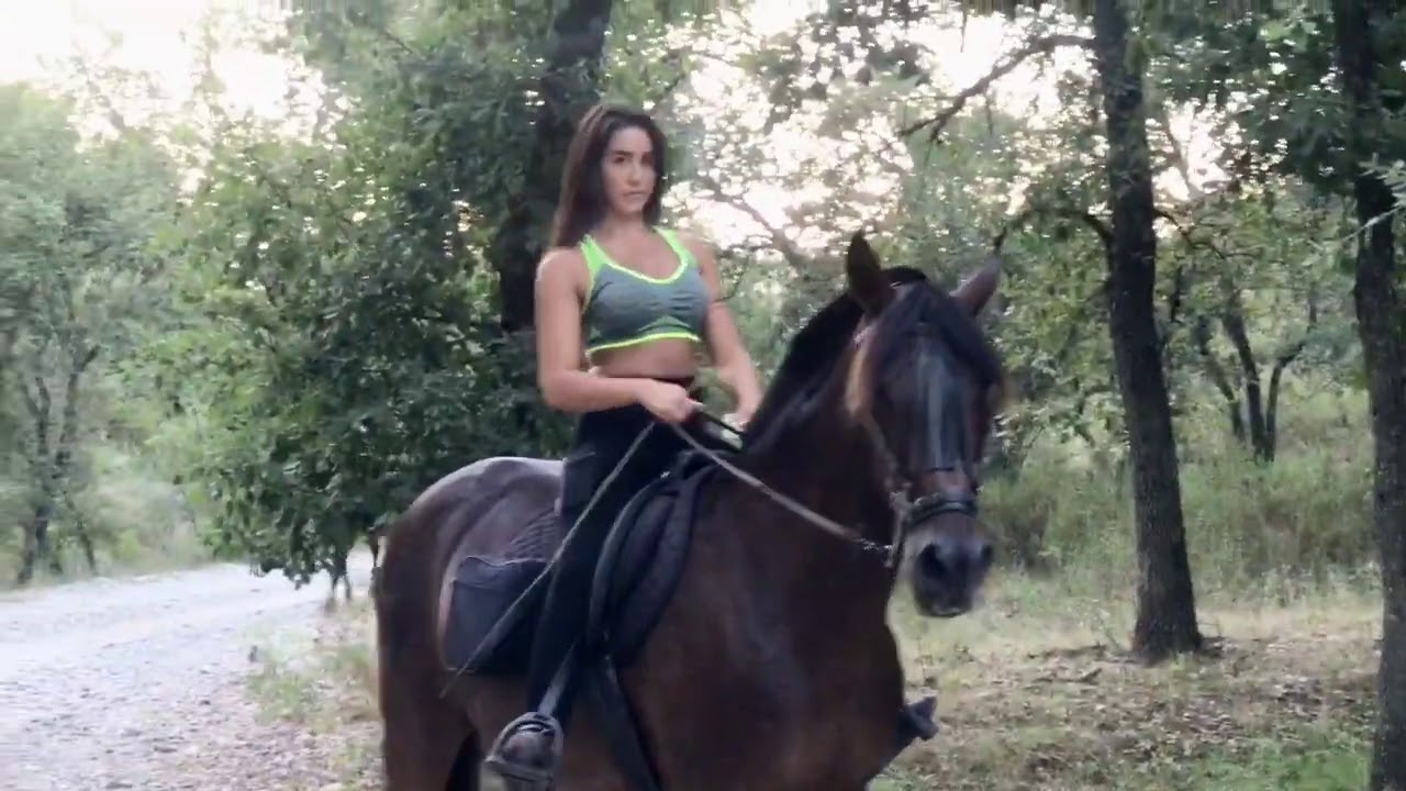 Justine-Zila et Oriane-Heaven A cheval au Lac de Meaulx