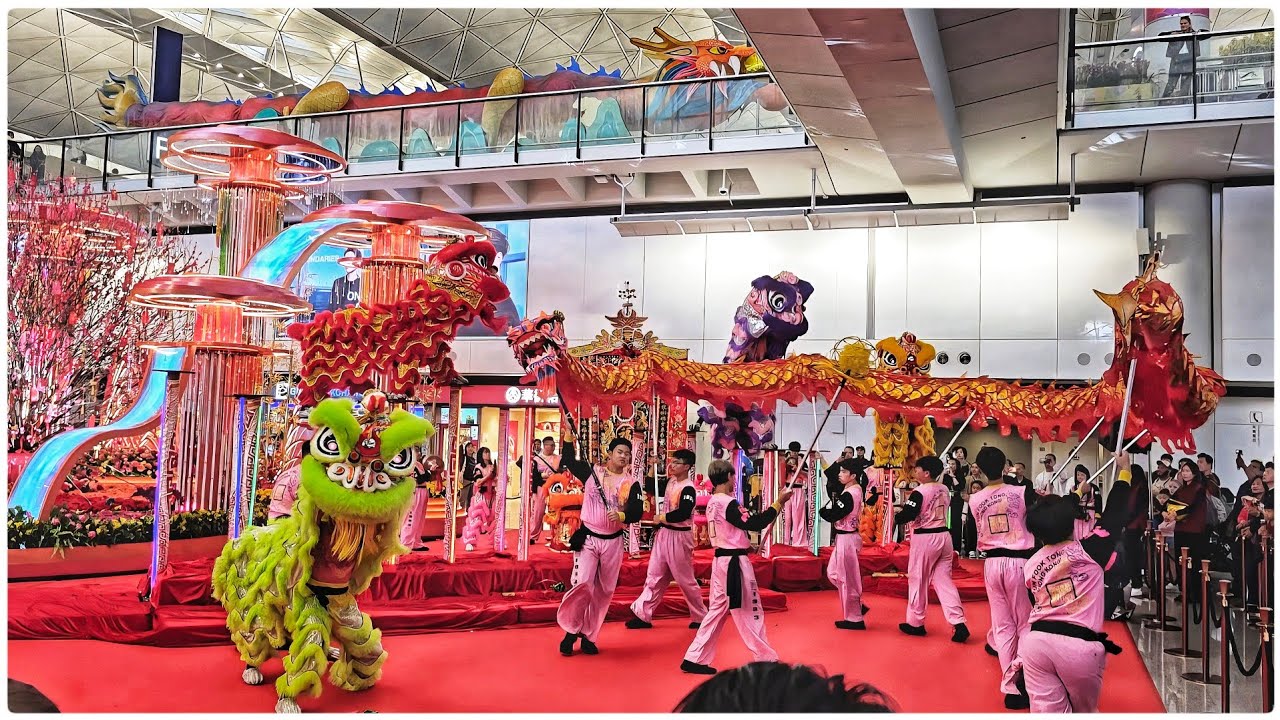 🛫我又要飛了，香港國際機場迎來年初一的賀歲表演，🐎 🐲 🦁 恭祝馬年龍飛獅舞，🌏🗺 世界和平。