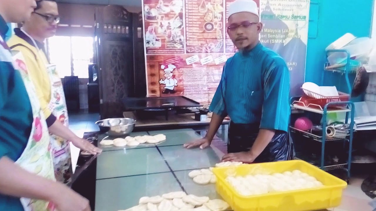 Kursus Membuat Roti Canai @ ROTI CANAI HOUSE ENCIK DJ : Asas menebar roti canai dgn tepung sebenar.