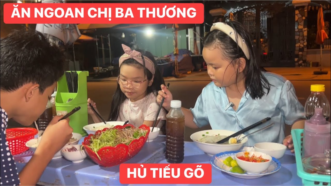 Chị 3 Trà Sữa dẫn hai em con cô Ba đi ăn hủ tiếu khuya | Khương Dừa Con