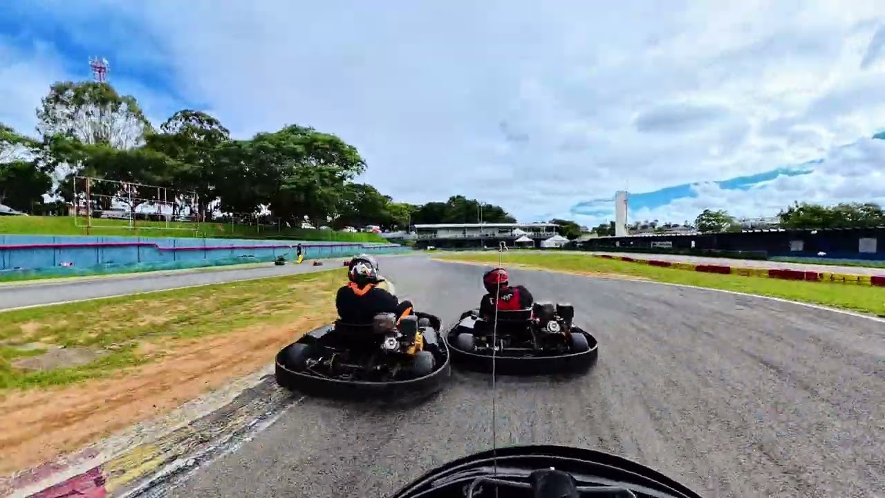 Dia de pista no Kartódromo de Interlagos (SP), em uma corrida em karts rental! Filmado em 8K.