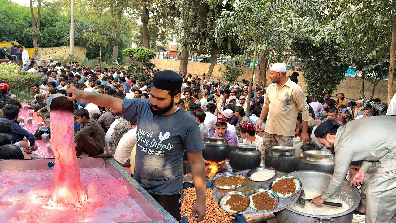 HUGE MAKING GRAND IFTAR IN PAKISTAN 😍 FOOD DISTRIBUTION | ROAD SIDE FREE FOOD MAKING