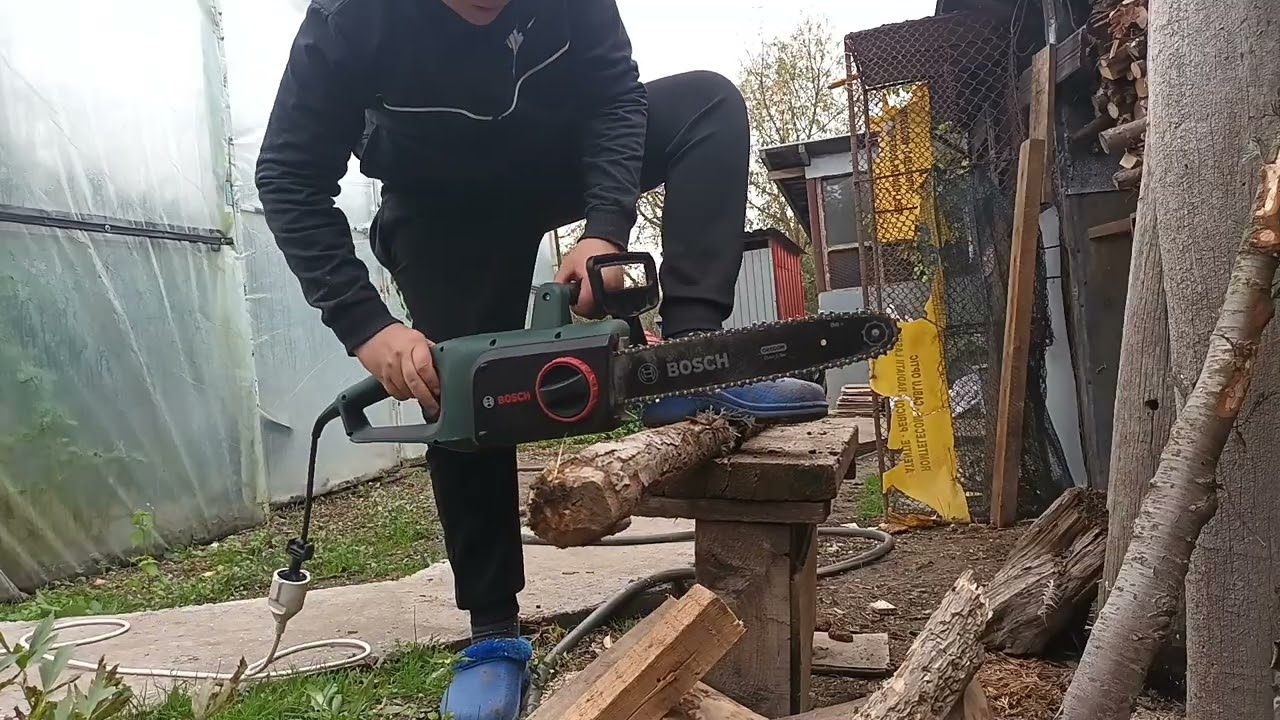Tai lemne cu drujba de la BOSCH